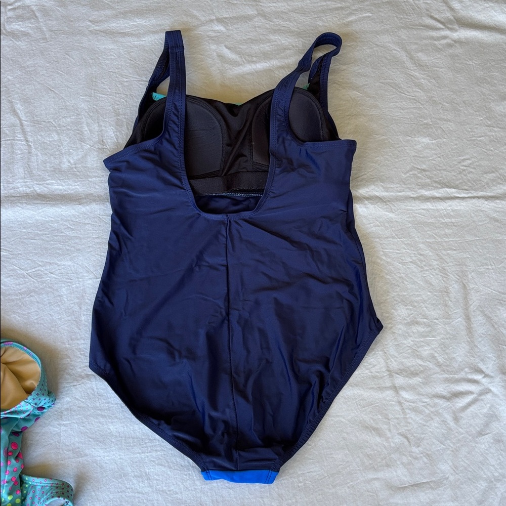 Women Colorblock One-Piece Swimsuit in Navy & Blue.
From Pet/smoked free home - Picture 2 of 4